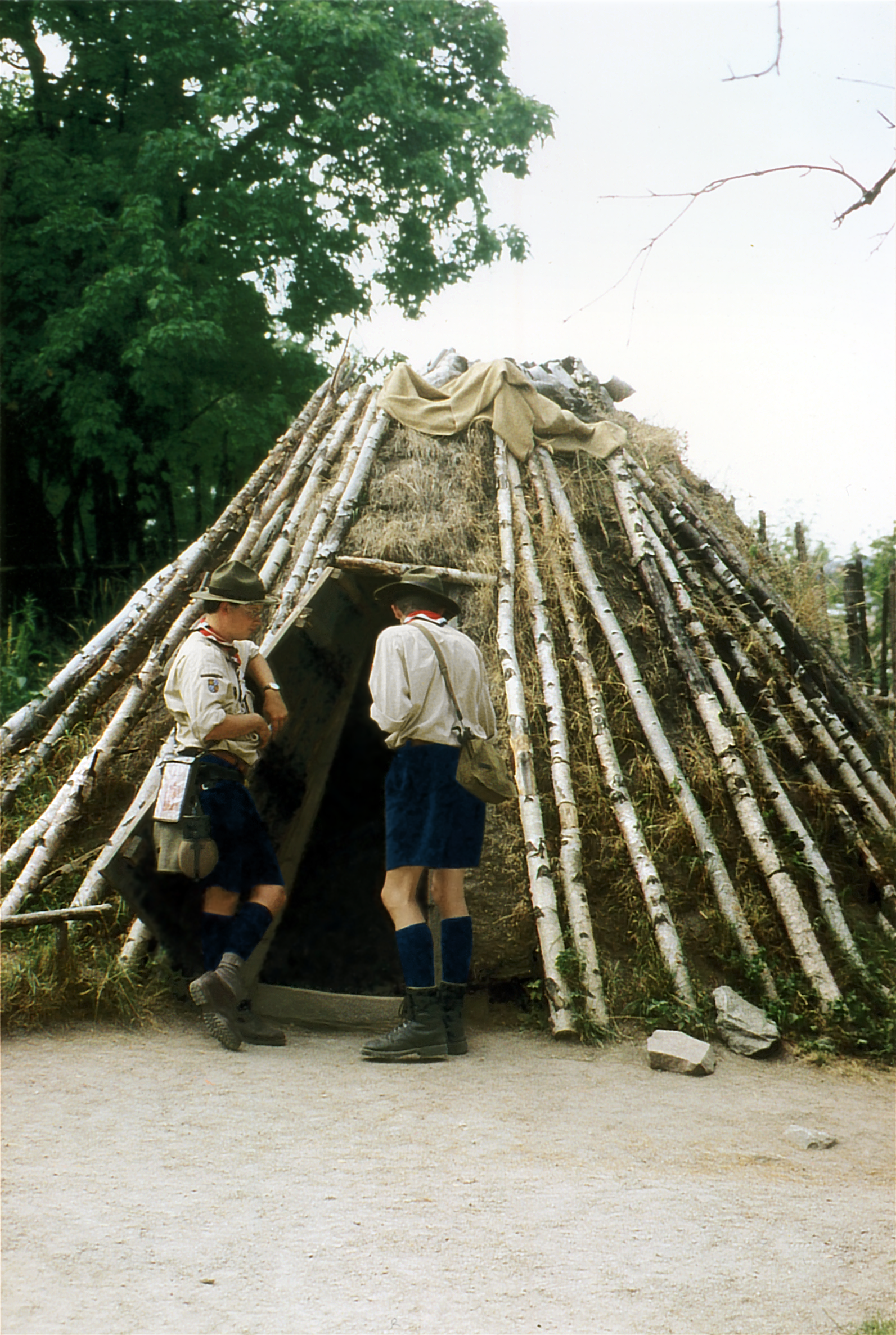 Pfadfinder des Stammes vor einer Kothe während der Schwedenfahrt 1994.