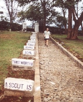 "A scout is: ..." - Eingang zum Friedhof in Nyeri